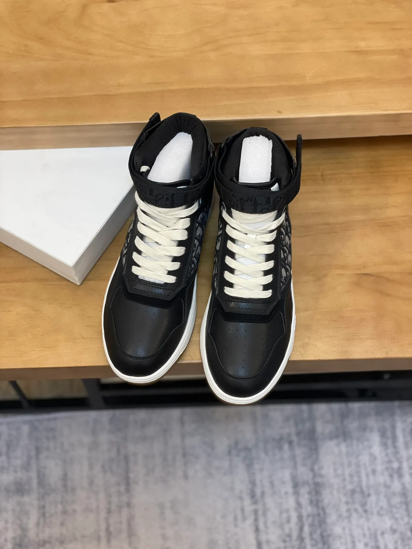 Men's shoes: 💰P460¥ Product trademark: Dior* "Dior*" high-top casual shoes Regular size: 38-44 (can be customized to 45.46) Product materials: Upper imported cowhide stitched with original fabric, breathable lining, original outsole. Number: 1006